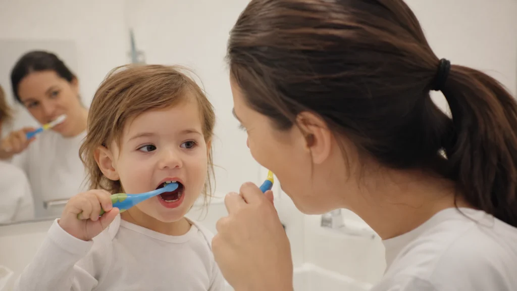 Le brossage des dents chez les tout-petits : comment faciliter la routine quotidienne
